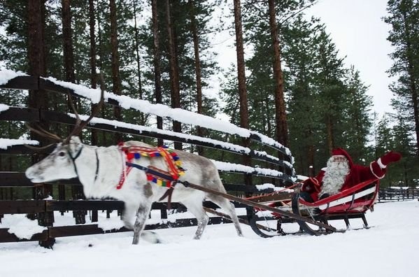 Ông già Noel cưỡi tuần lộc trên tuyết trắng